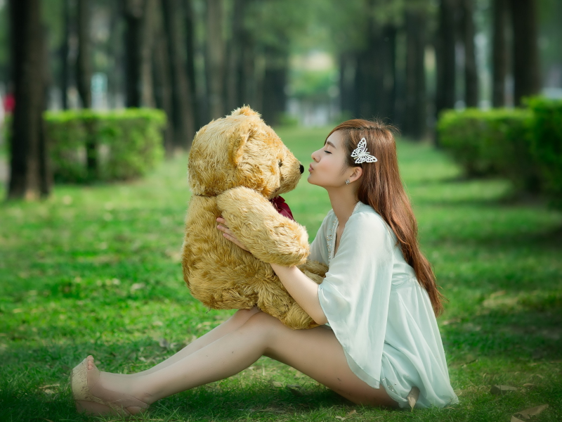 девушка, азиатка, позирует, на природе, с медвежонком