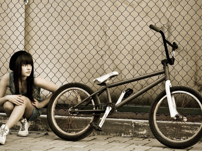 брюнетка, фотосессия, с велосипедом