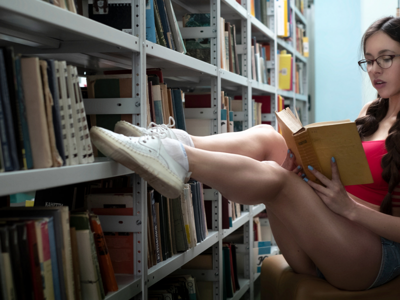 девушка, косички, очки, кроссовки, библиотека, книга