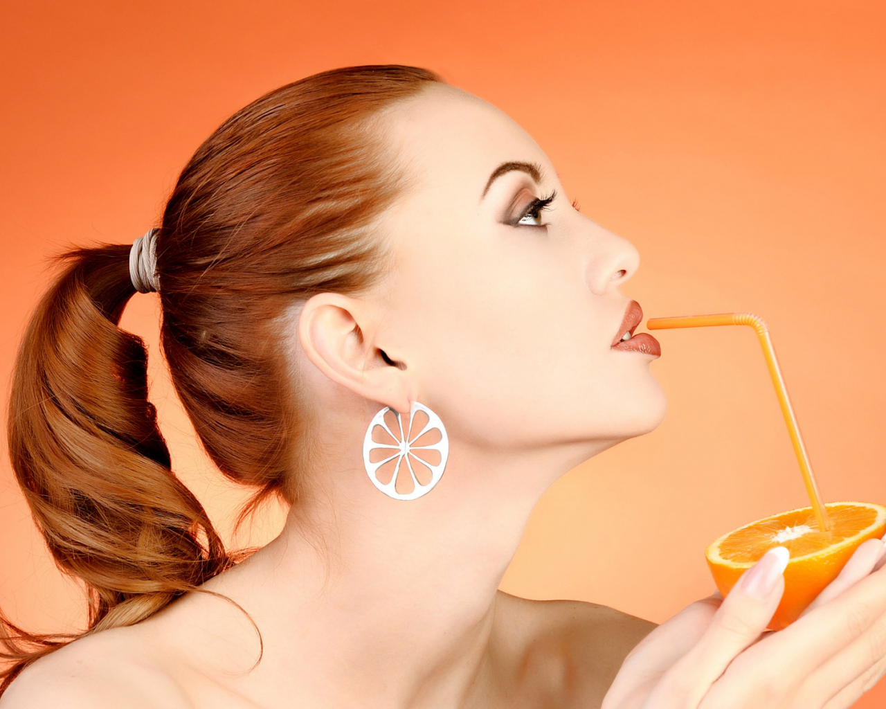 девушка рыжая, пьёт апельсин