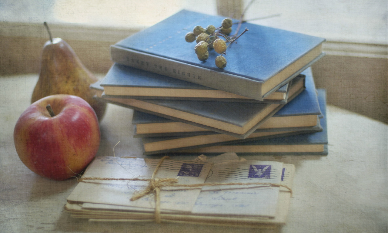 яблоко, письма, книги