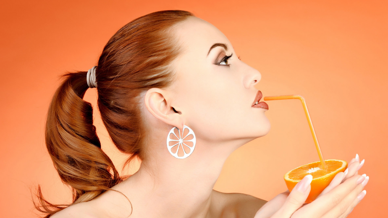 девушка рыжая, пьёт апельсин