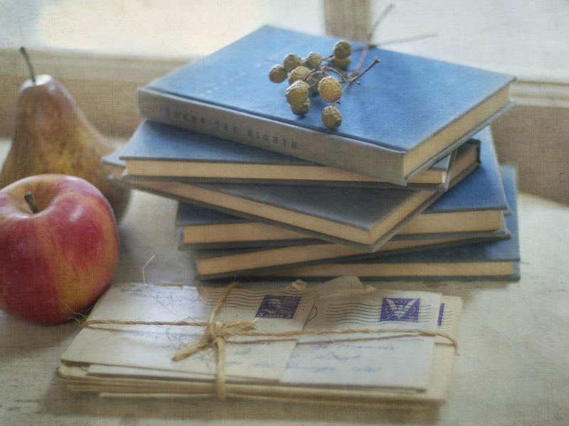 яблоко, письма, книги