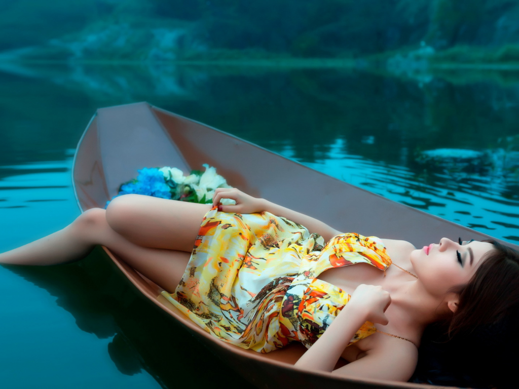 девушка, красивая, лежит в лодке