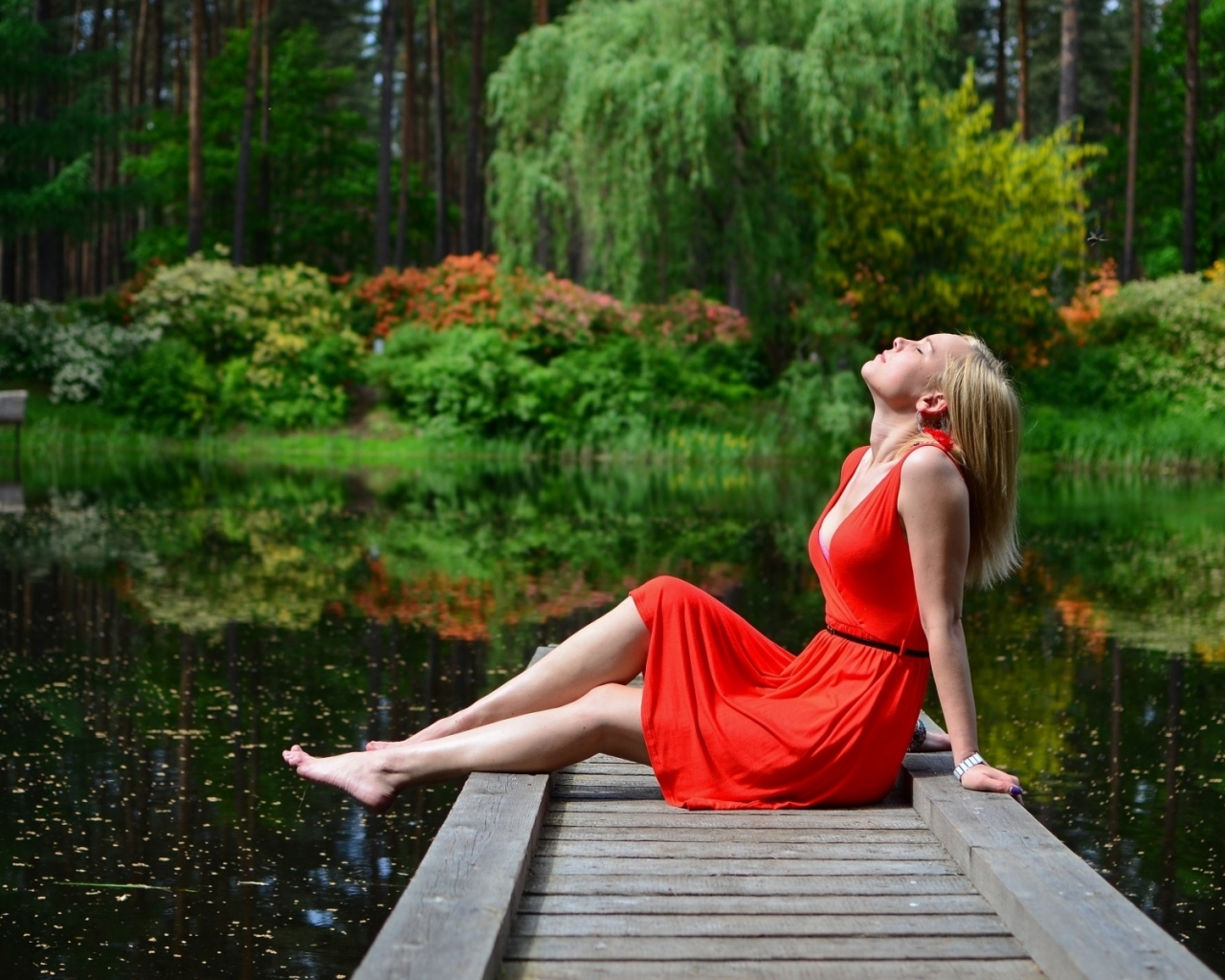 блондинка, красивая, фотосессия у озера