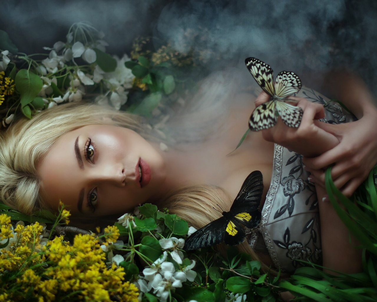 девушка, блондинка, взгляд, длинные волосы, цветы, бабочки