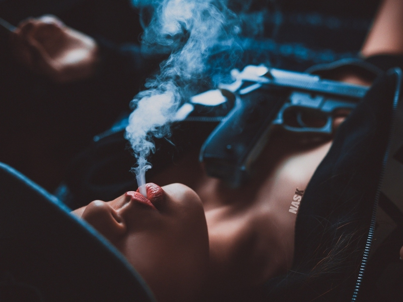девушка, курит, дым, пистолет