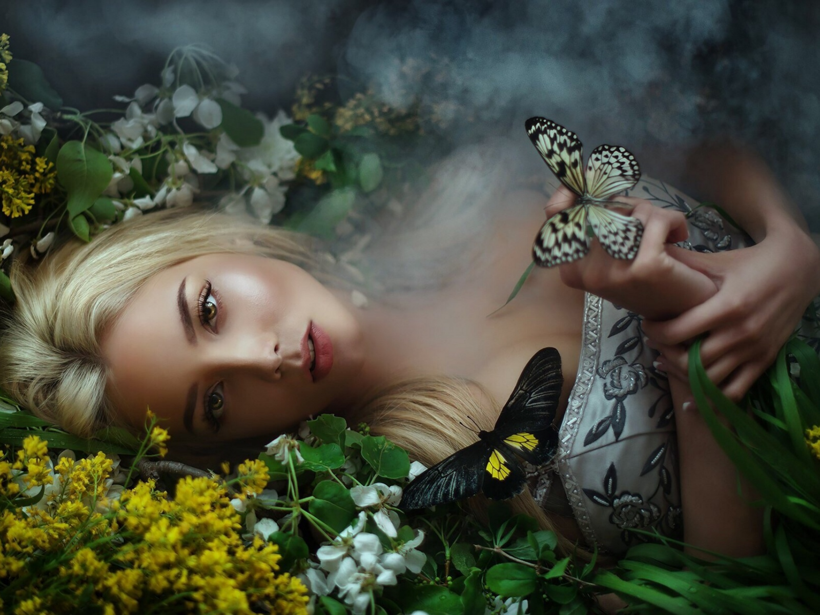 девушка, блондинка, взгляд, длинные волосы, цветы, бабочки