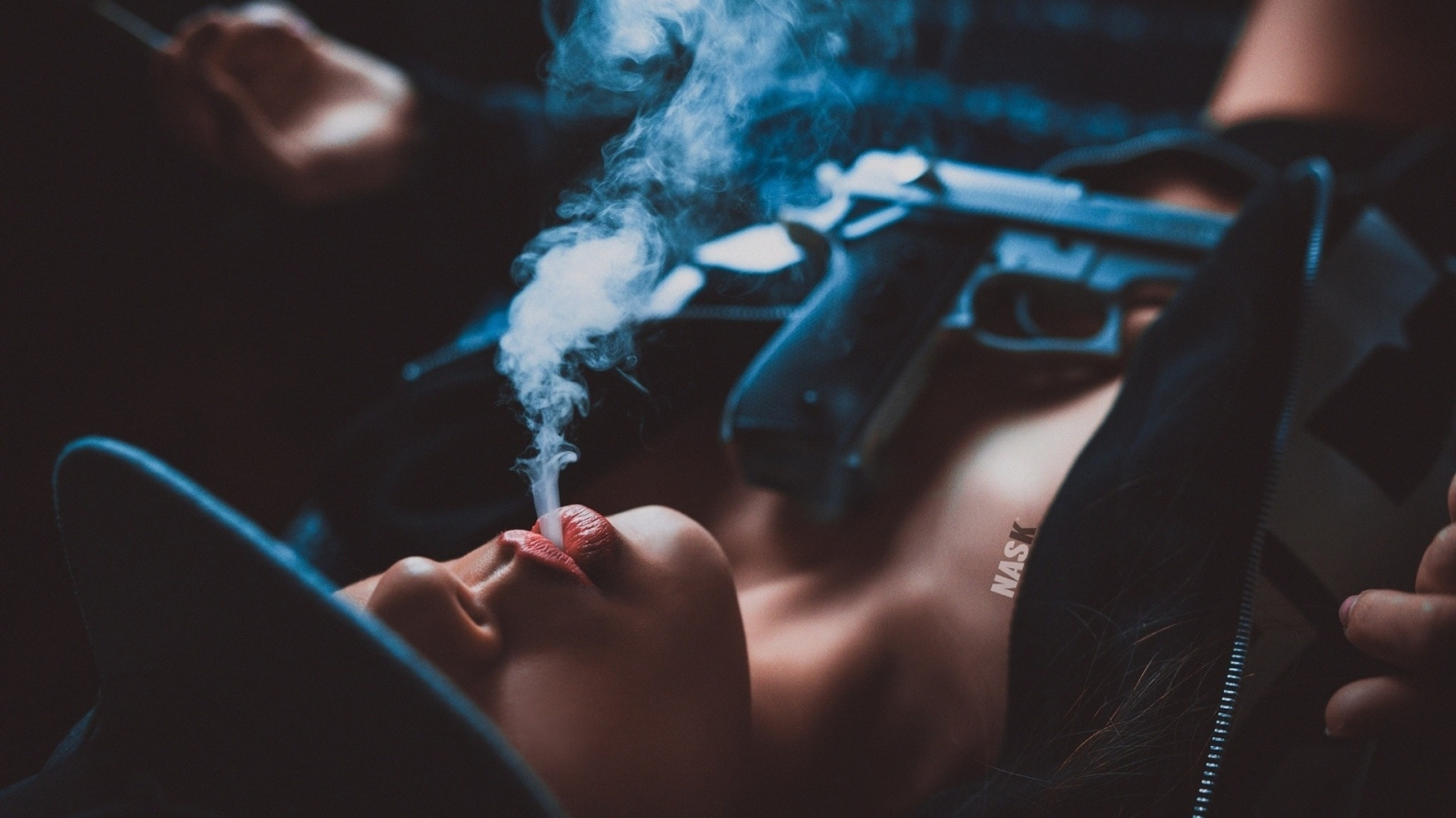 девушка, курит, дым, пистолет