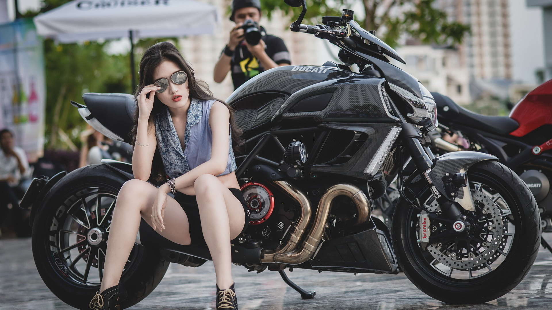 девушка, взгляд, красивая, в очках, мотоцикл
