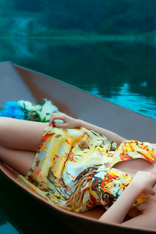 девушка, красивая, лежит в лодке