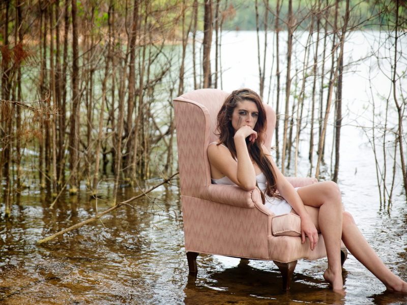 девушка, красивая, сидит в кресле, в озере