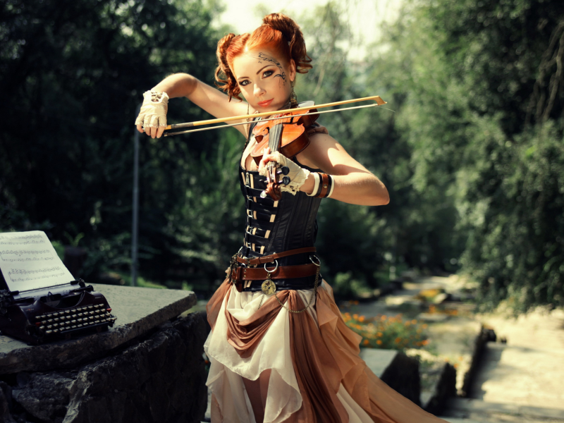 девушка, рыжая, играет на скрипке