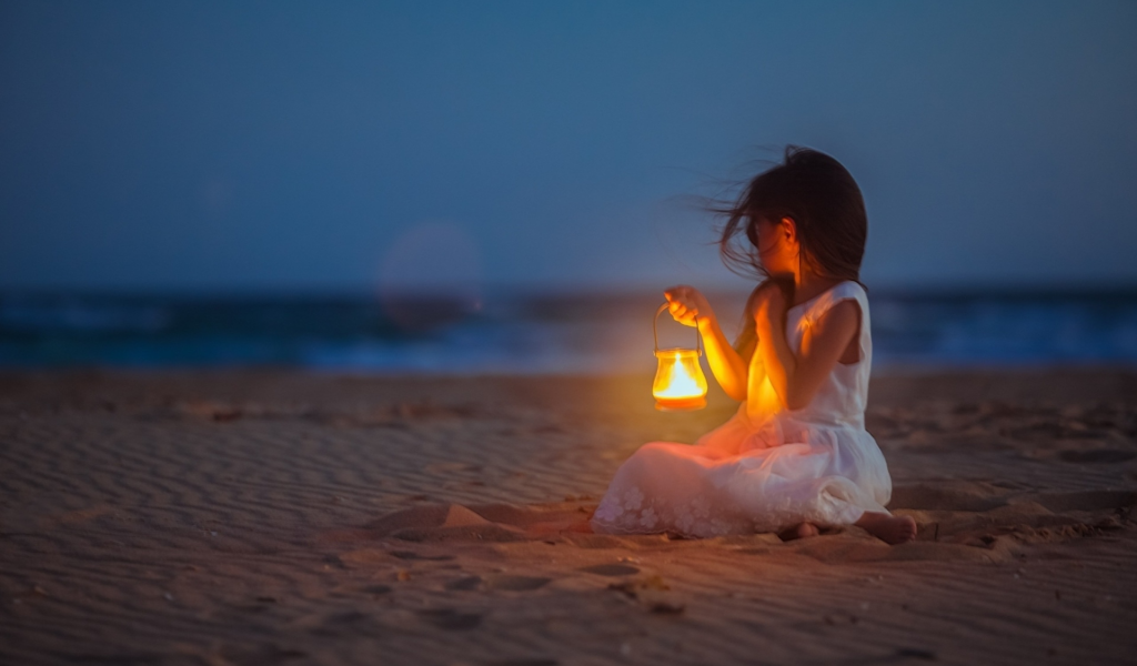 девушка, вечер, пляж, песок, фонарь в руке