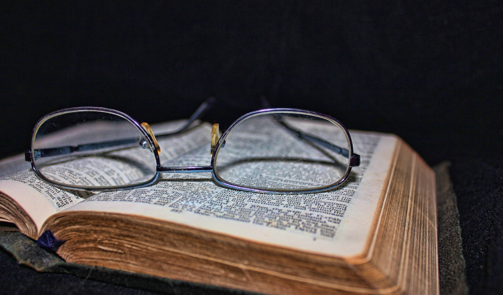очки, книга