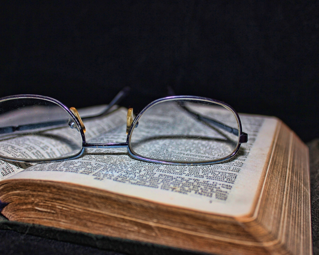 очки, книга