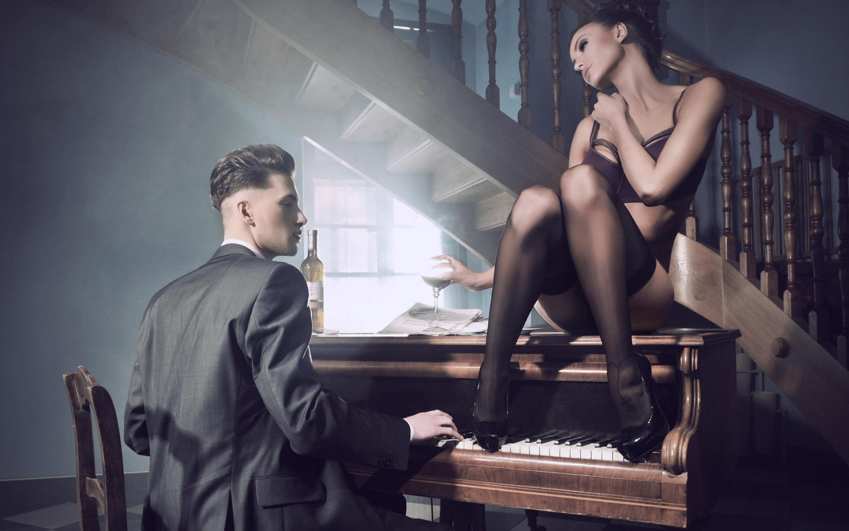 девушка, красивая, сидит на рояле, мужчина играет на рояле