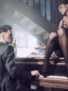девушка, красивая, сидит на рояле, мужчина играет на рояле