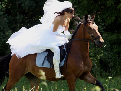 девушка, невеста, скачет на лошади