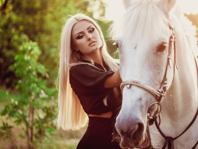 блондинка, красивая, фотосессия с лошадью