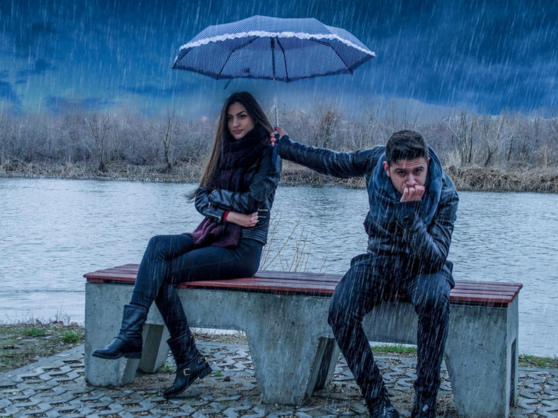 девушка, парень, скамейка, дождь, зонт