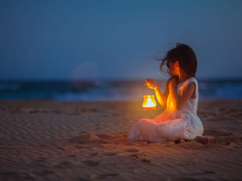 девушка, вечер, пляж, песок, фонарь в руке