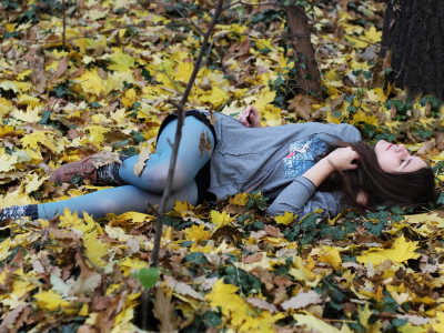 девушка, красивая, лежит на траве, осень, листья