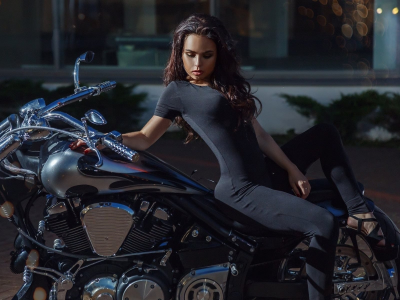 девушка, красивая, сидит на мотоцикле