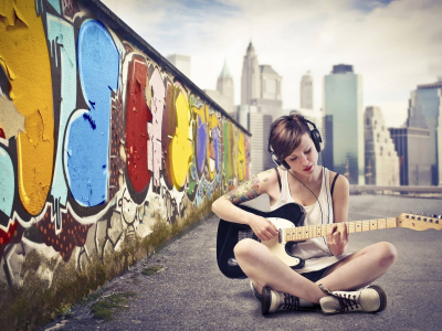 девушка, красивая, сидит на улице, с гитарой