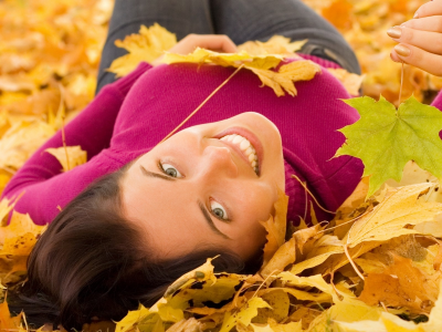 девушка, взгляд, улыбка, лежит в листьях, осень