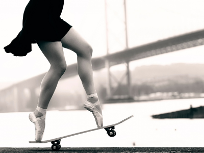 девушка, балерина, стоит на скейте, в пуантах