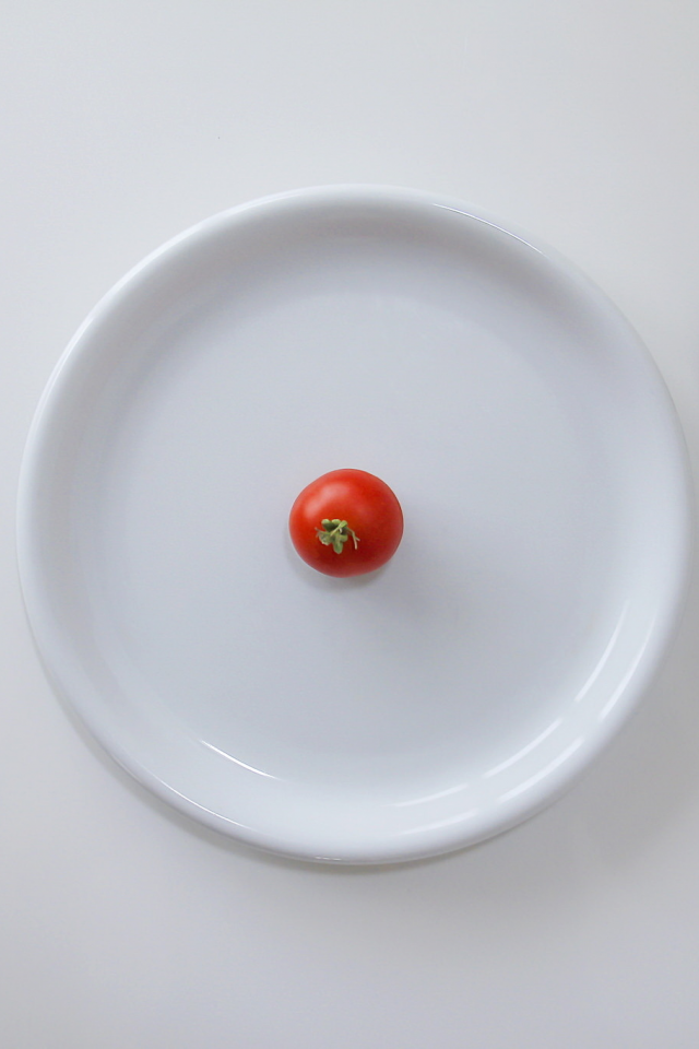 помидор, тарелка