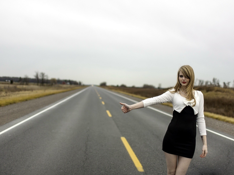 блондинка, красивая, стоит на дороге