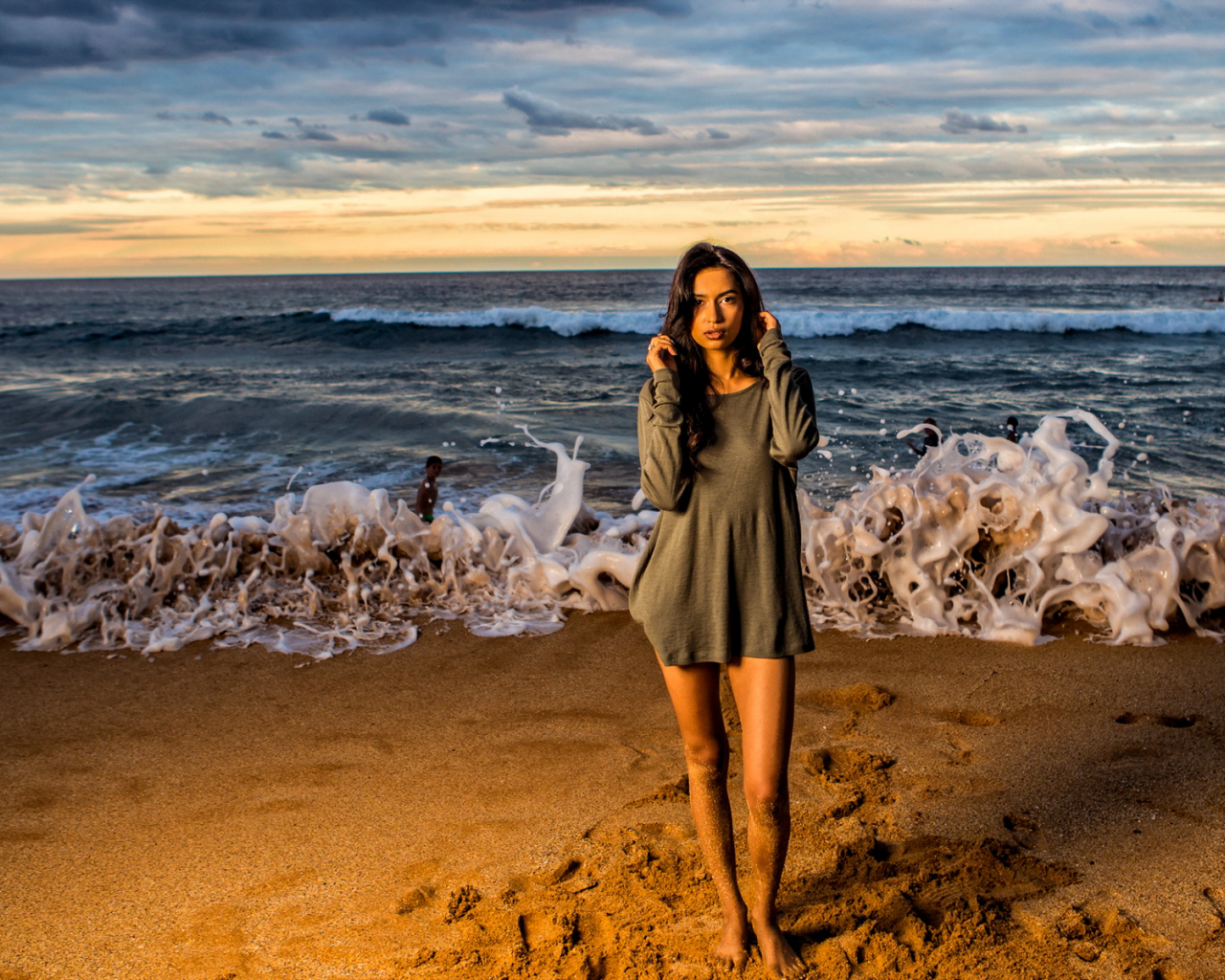 девушка, красивая, стоит на берегу моря