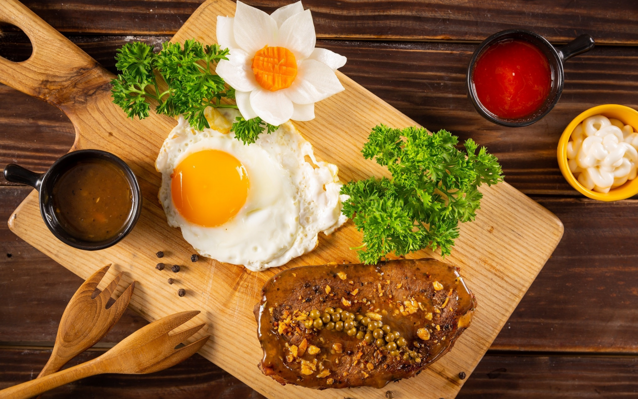 завтрак, зелень, стейк, мясо, яйцо, деревянные вилки, доска, цветок
