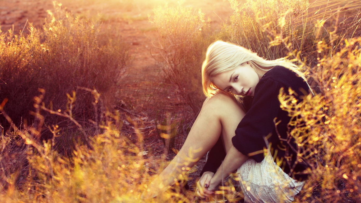 блондинка, красивая, сидит в траве, на природе
