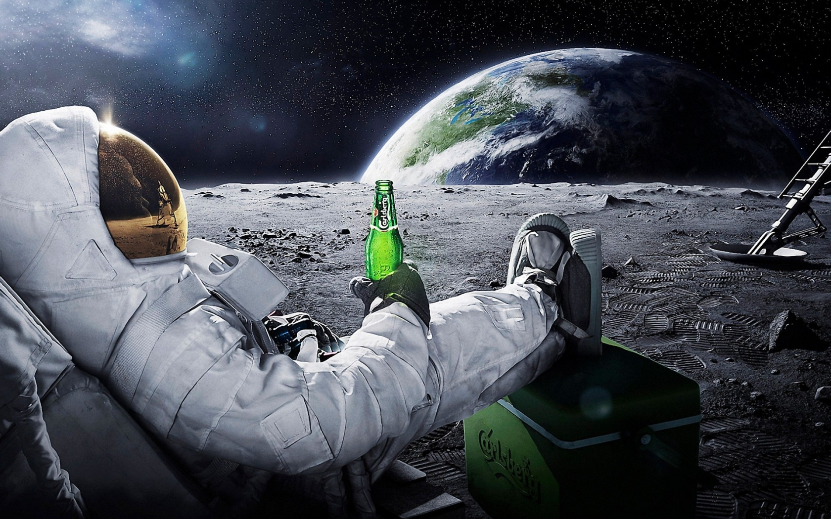 астронавт, пьёт пиво на луне, смотрит на землю
