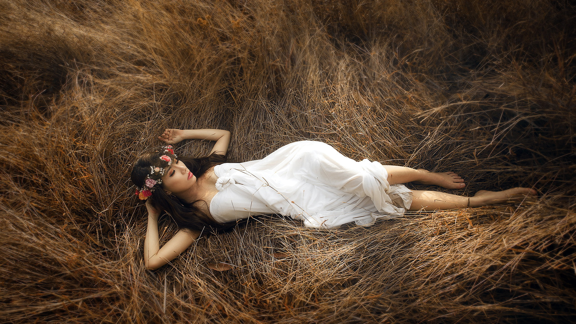девушка, красивая, лежит на траве