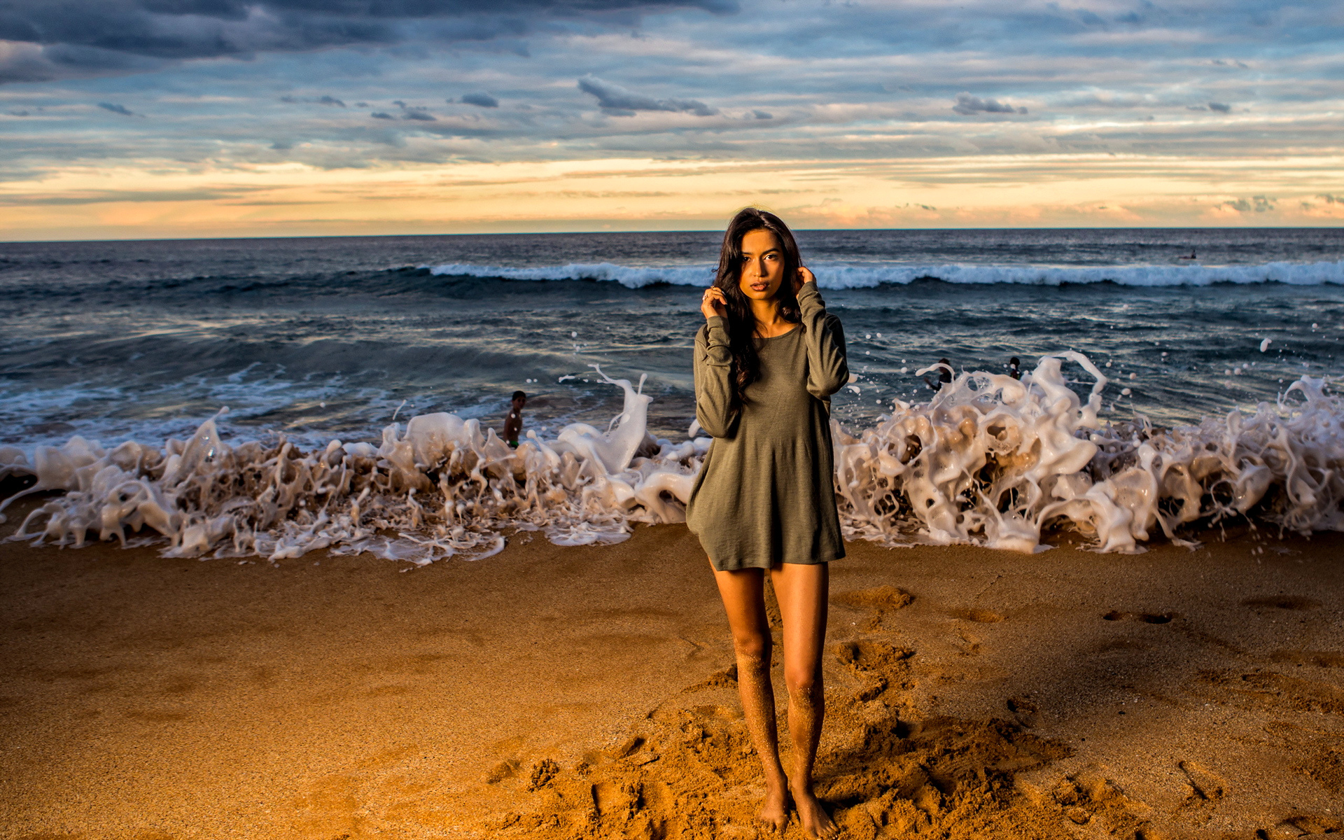 девушка, красивая, стоит на берегу моря