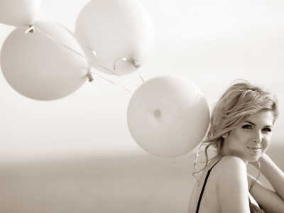 девушка, блондинка, с воздушными шарами