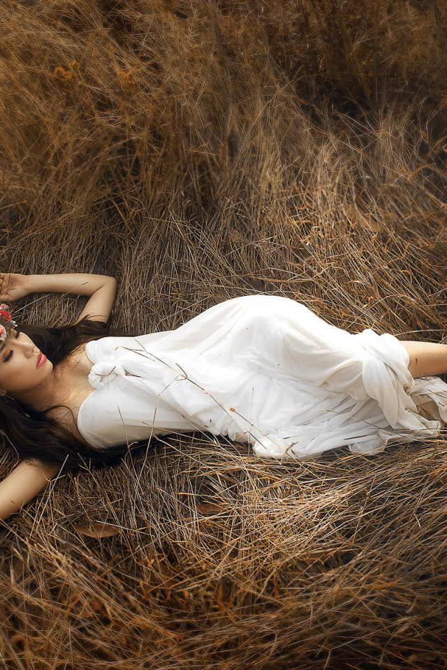 девушка, красивая, лежит на траве