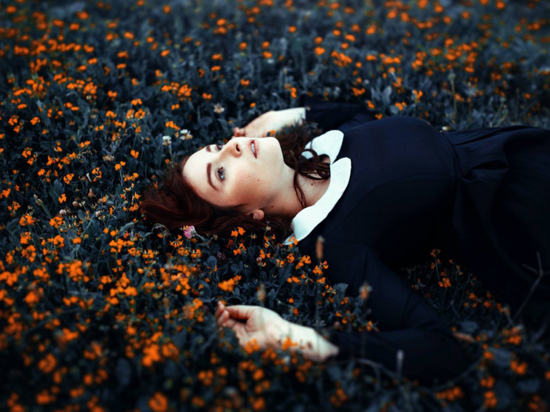 девушка, красивая, лежит в траве