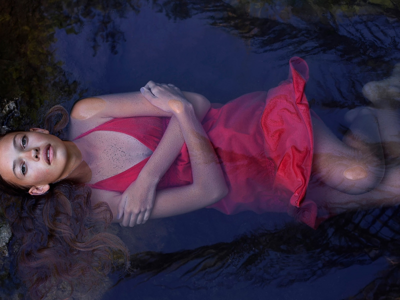 девушка, красивая, лежит в воде