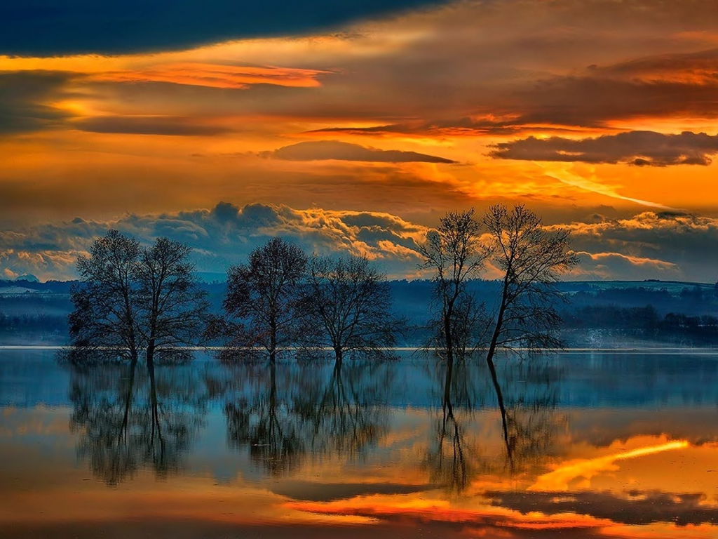 озеро, деревья, горы в снегу