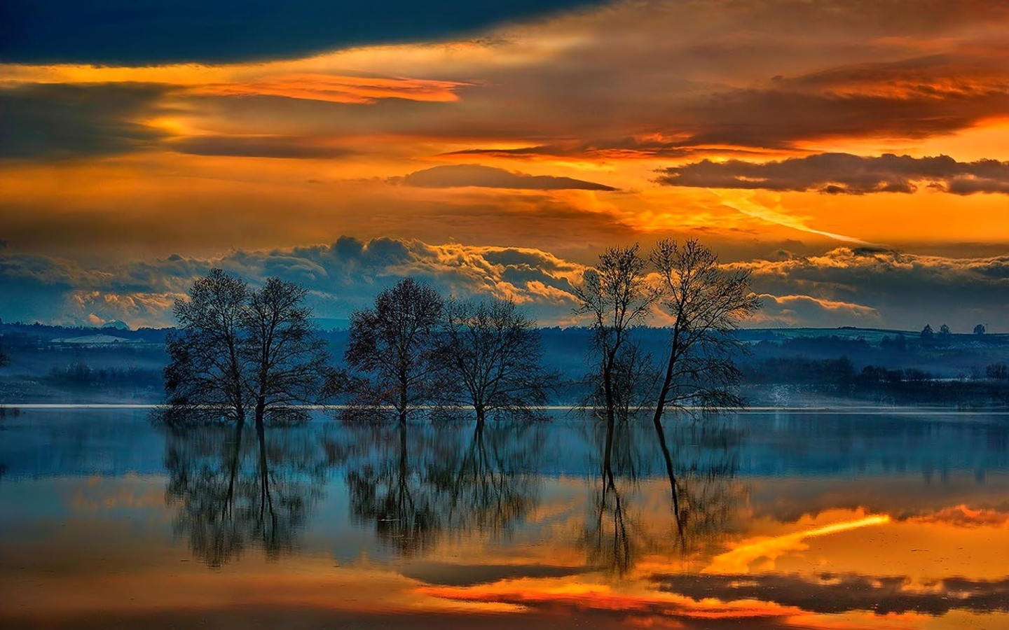 озеро, деревья, горы в снегу