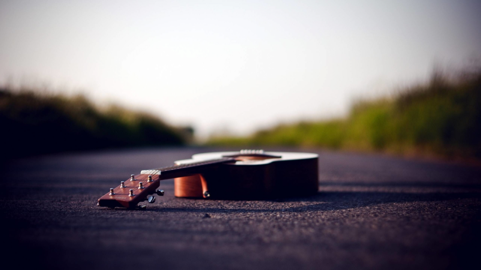 гитара, лежит на дороге