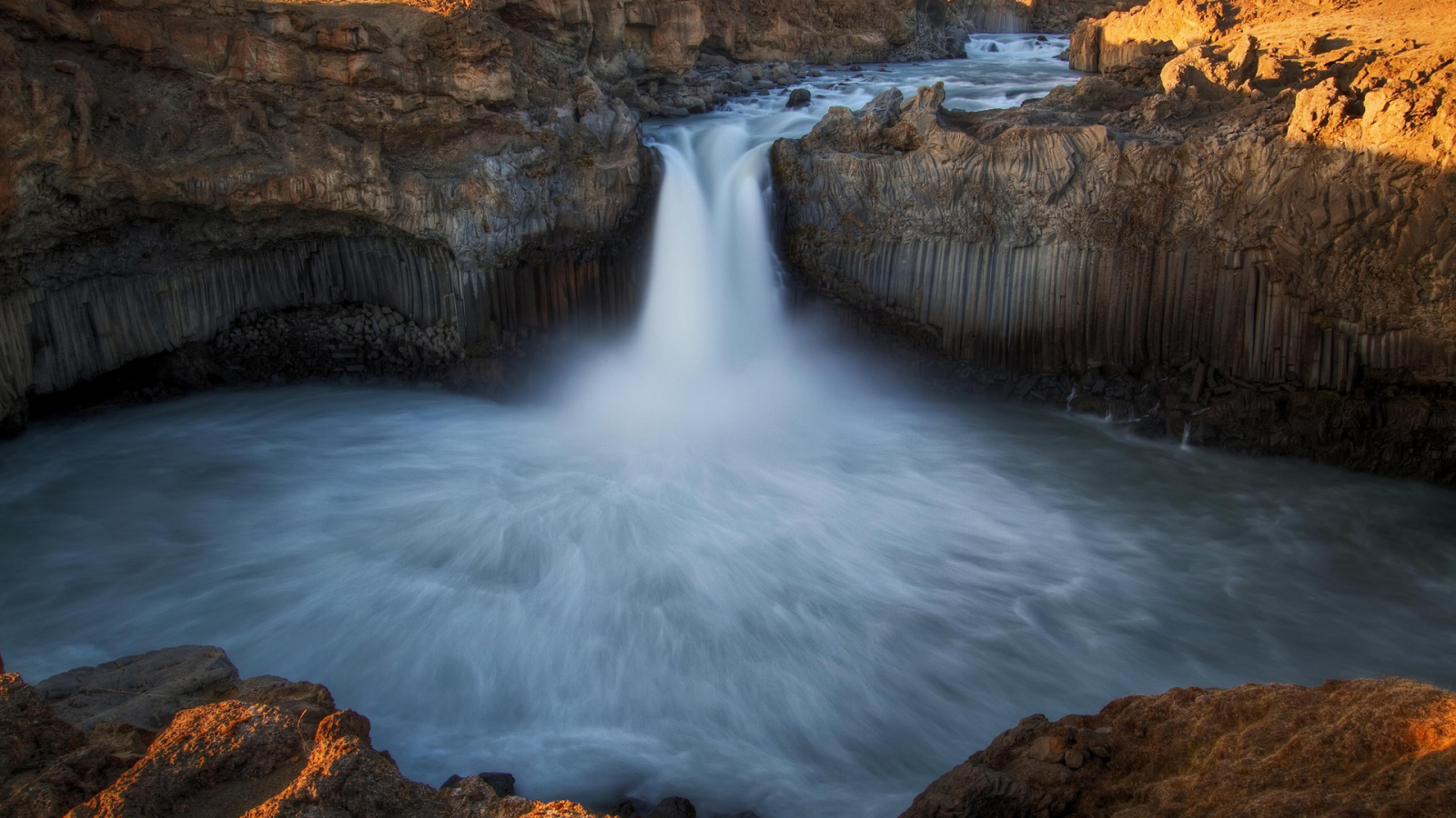 река, водопад