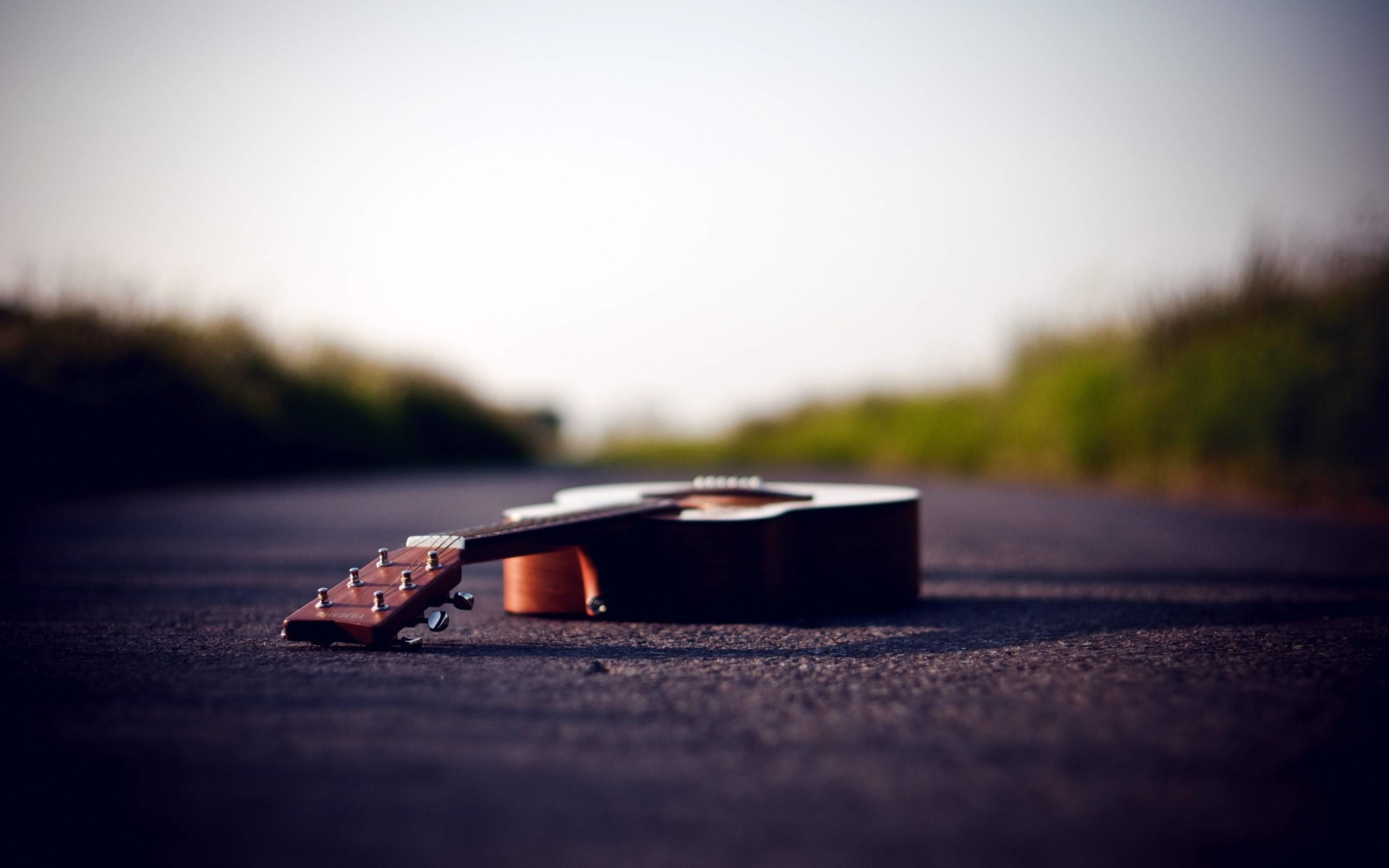 гитара, лежит на дороге