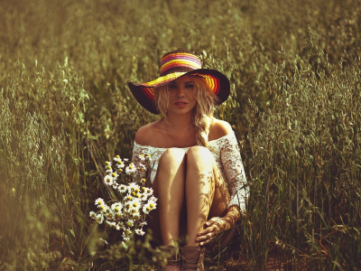 девушка, красивая, сидит в траве