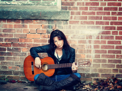девушка, взгляд, красивая, играет на гитаре